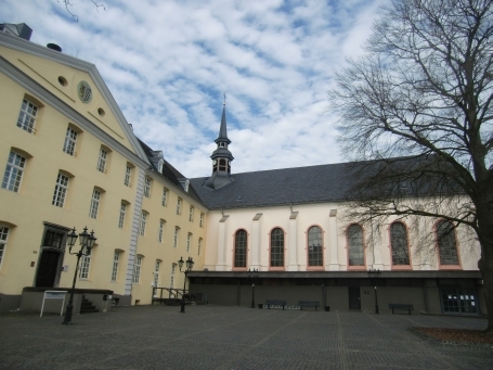 Brüggen : Klosterstraße, links im Bild das Rathaus im ehem. Kreuzherrenkloster, rechte Bildhälfte : die kath. Pfarrkirche St. Nikolaus ( ehem. Klosterkirche )